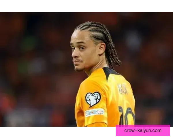 哈维·西蒙斯持续展现技术细腻的风格，备受关注的年轻天才引领足球新潮流