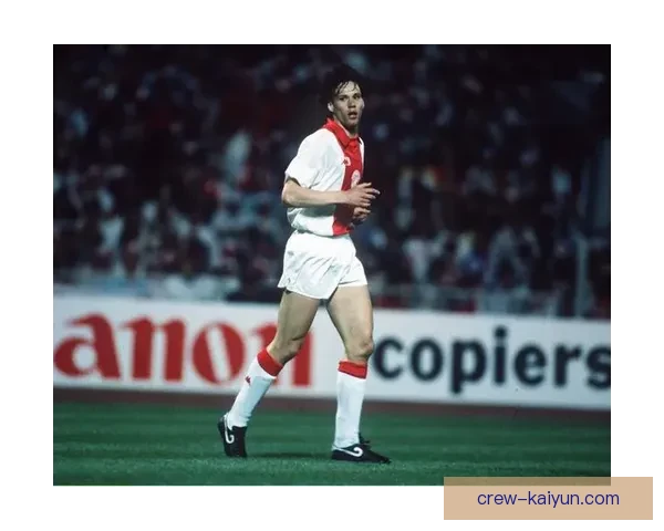 马尔科·范巴斯滕的技术分析与进攻威胁持续受到球迷关注