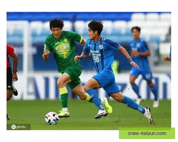 金玟哉国家队失误引发争议，表现受到广泛关注与分析